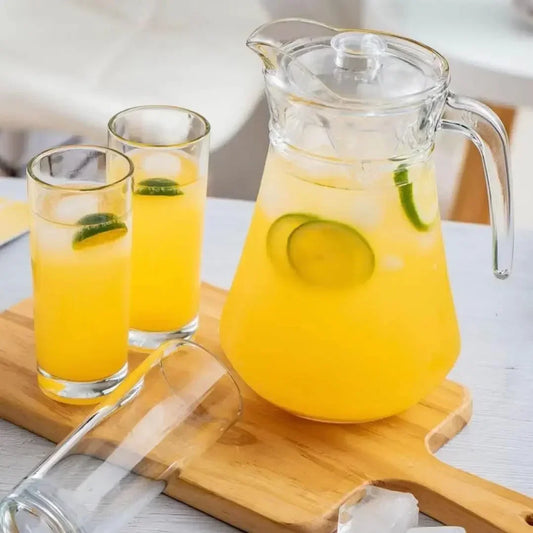 Jarra de suco com tampa.